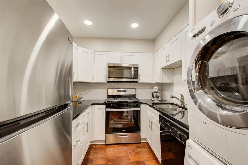 2479 Peachtree Road Ne Unit 304, Atlanta, Georgia 30305, 1 Bedroom Bedrooms, ,1 BathroomBathrooms,Residential,For Sale,2479 Peachtree Road Ne Unit 304,7624138