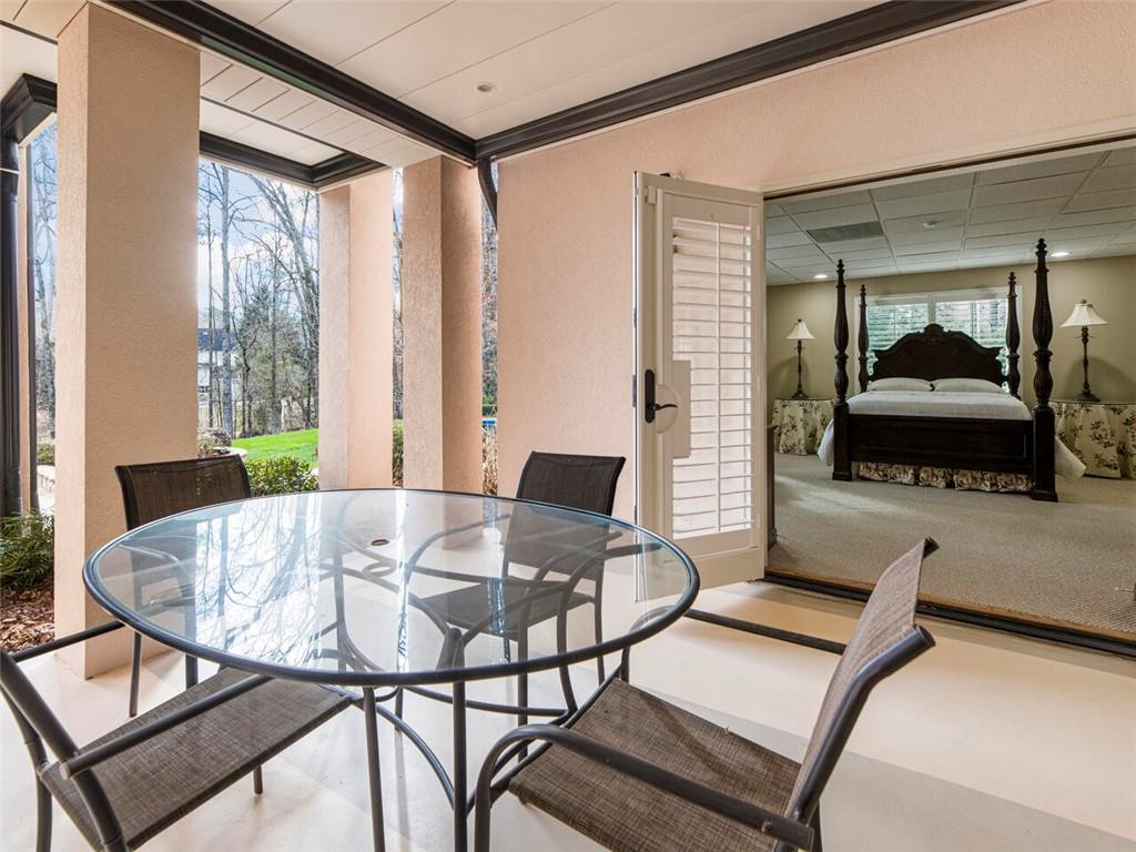 Direct access to patio from guest quarters