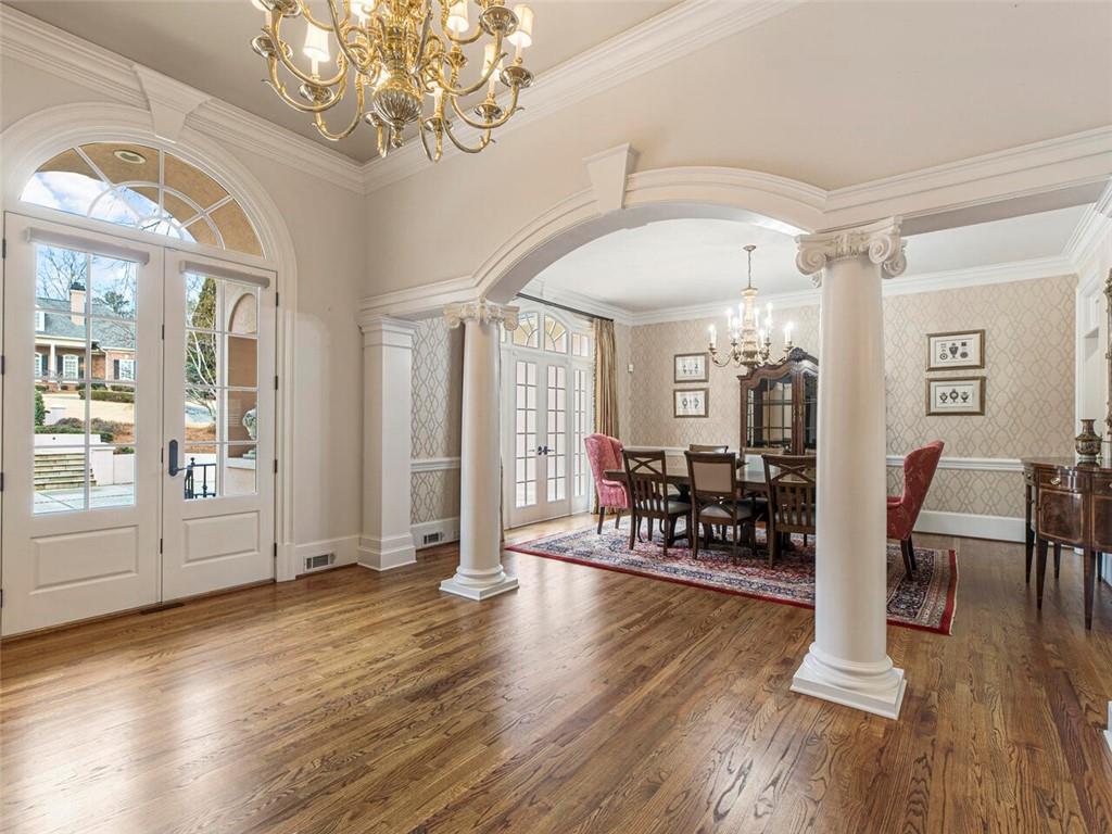 Open flow for entertaining into dining area that seats 12+