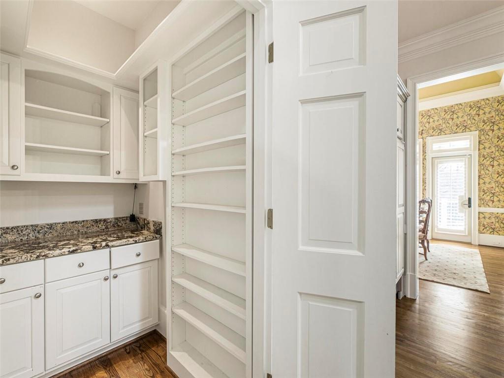 Walk in pantry