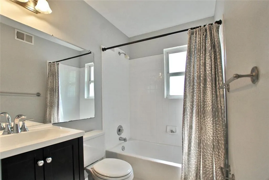 6940 Roswell Road Unit 13f, Sandy Springs, Georgia 30328, 2 Bedrooms Bedrooms, ,1 BathroomBathrooms,Residential,Sold,6940 Roswell Road Unit 13f,5772493