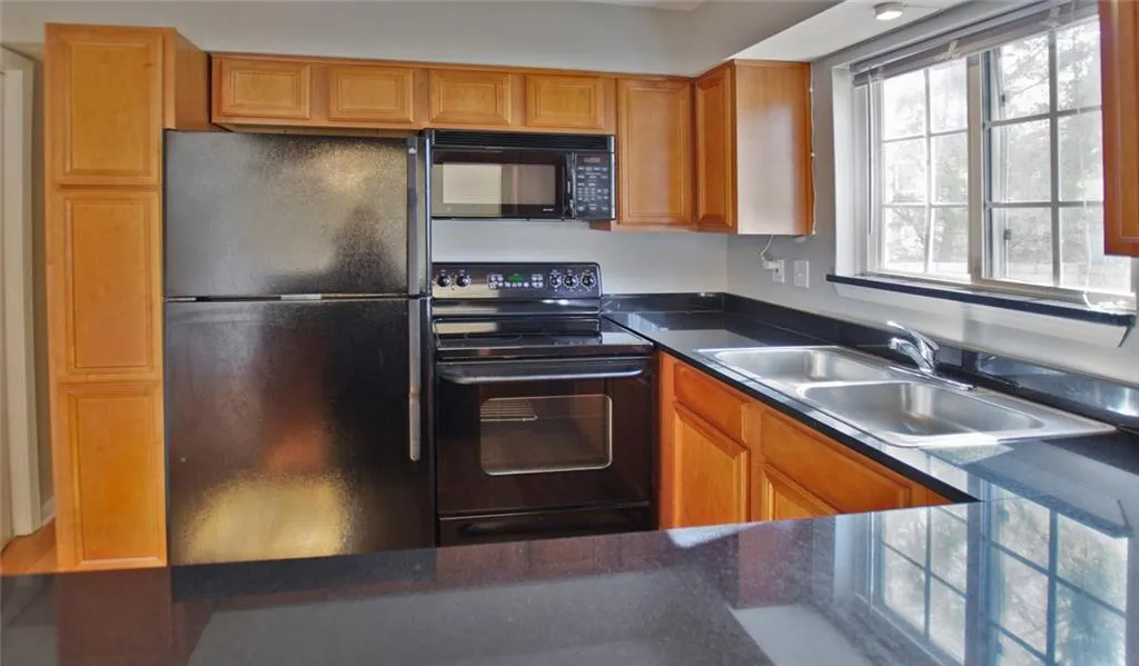 6940 Roswell Road Unit 13f, Sandy Springs, Georgia 30328, 2 Bedrooms Bedrooms, ,1 BathroomBathrooms,Residential,Sold,6940 Roswell Road Unit 13f,5772493