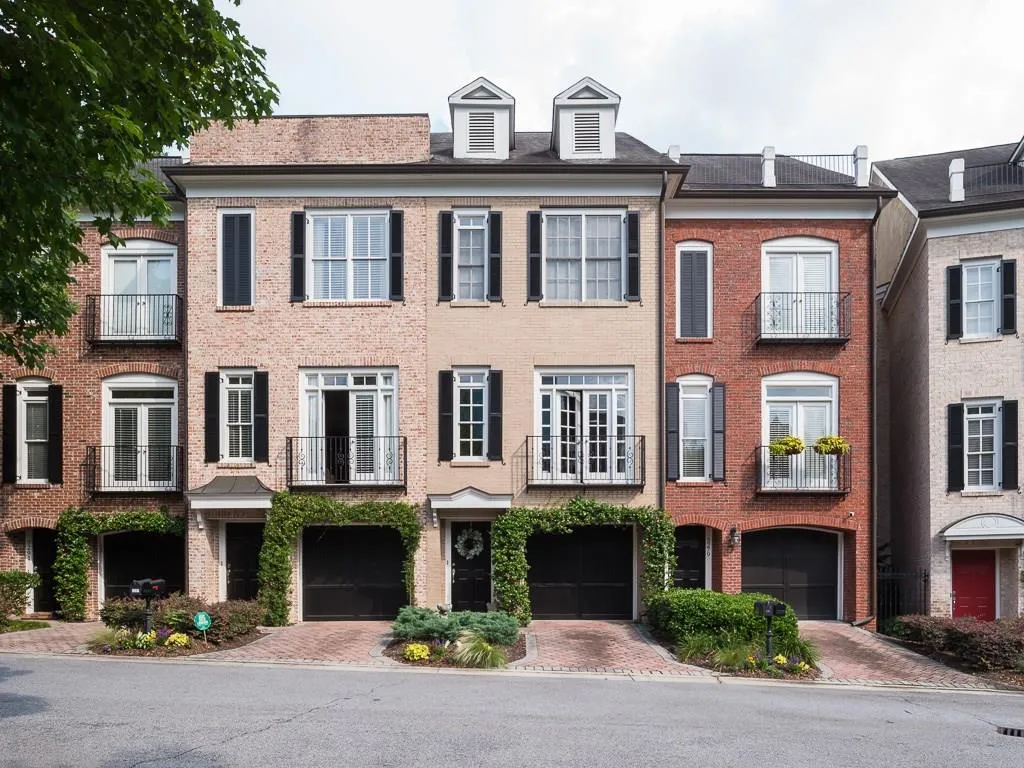 3283 Buckhead Forest Mews Ne, Atlanta, Georgia 30305, 3 Bedrooms Bedrooms, ,2 BathroomsBathrooms,Residential,Sold,3283 Buckhead Forest Mews Ne,5864854