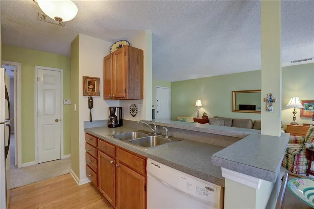 1103 Garden Court, Sandy Springs, Georgia 30328, 2 Bedrooms Bedrooms, ,2 BathroomsBathrooms,Residential,Sold,1103 Garden Court,6685374