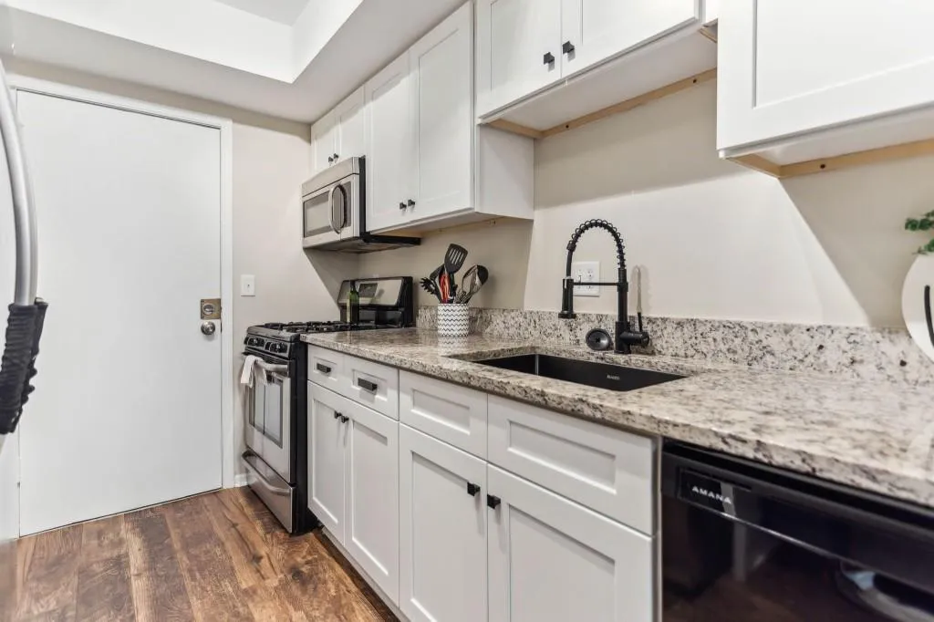 6851 Roswell Road Unit D-31, Sandy Springs, Georgia 30328, 2 Bedrooms Bedrooms, ,2 BathroomsBathrooms,Residential,Sold,6851 Roswell Road Unit D-31,7238036