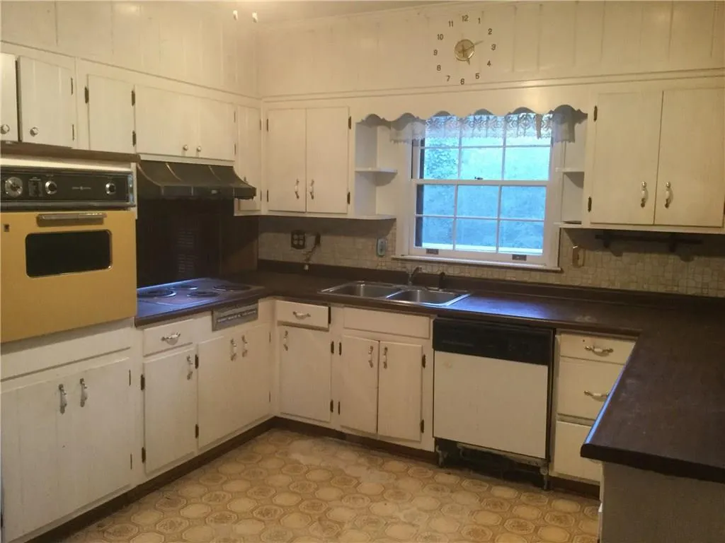 5905 Greenbrier Road, Sandy Springs, Georgia 30328, 3 Bedrooms Bedrooms, ,2 BathroomsBathrooms,Residential,Sold,5905 Greenbrier Road,5780767