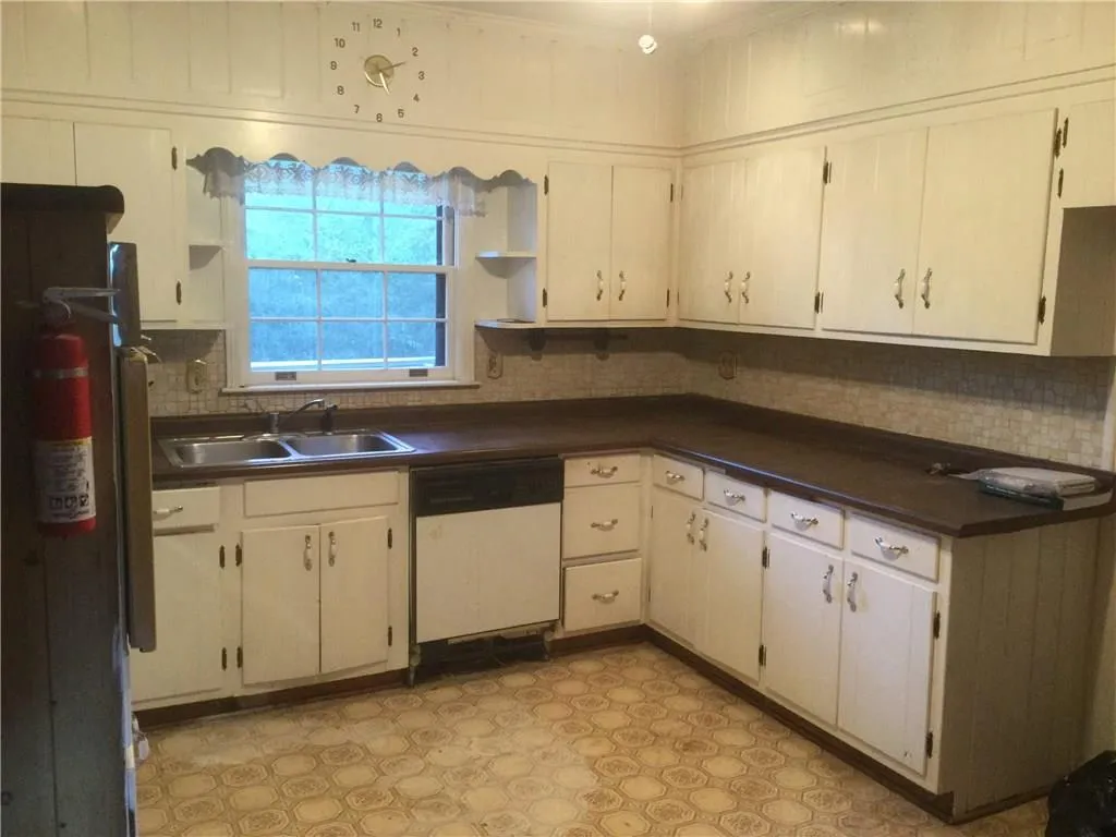 5905 Greenbrier Road, Sandy Springs, Georgia 30328, 3 Bedrooms Bedrooms, ,2 BathroomsBathrooms,Residential,Sold,5905 Greenbrier Road,5780767