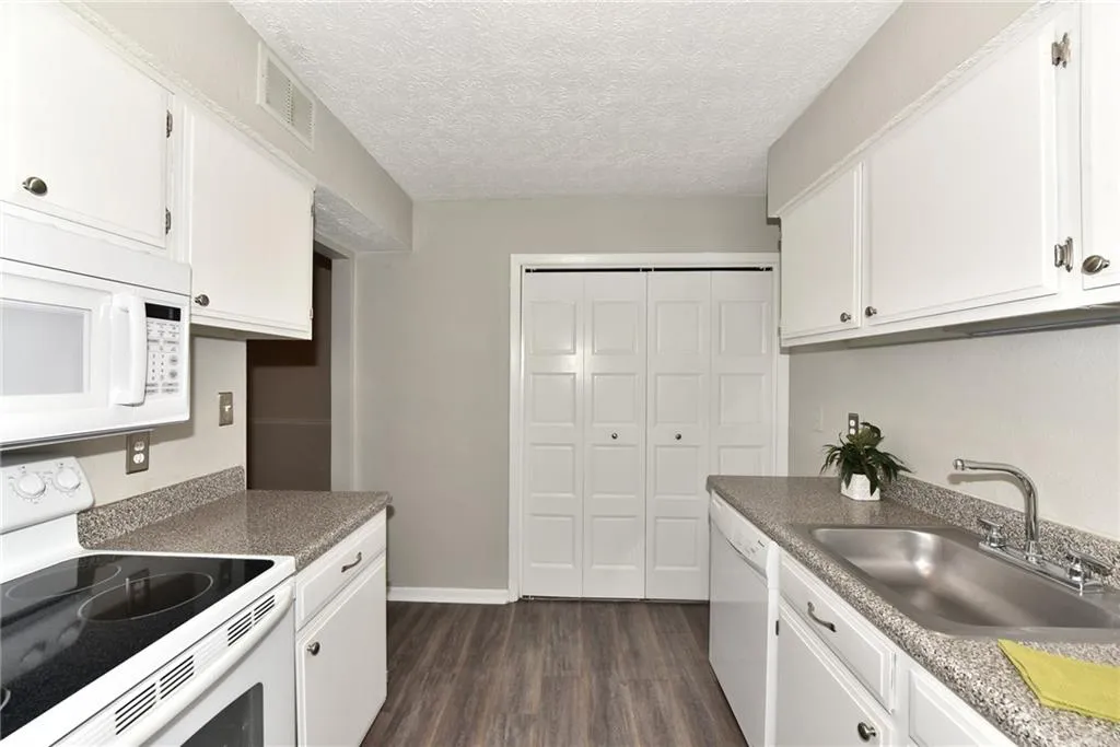 5155 Roswell Road Unit 5, Sandy Springs, Georgia 30342, 1 Bedroom Bedrooms, ,1 BathroomBathrooms,Residential,Sold,5155 Roswell Road Unit 5,5821294