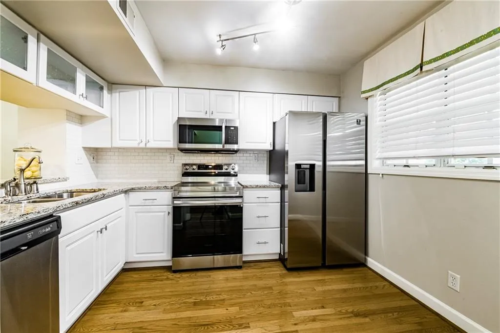 5630 Chemin De Vie, Atlanta, Georgia 30342, 2 Bedrooms Bedrooms, ,2 BathroomsBathrooms,Residential,Sold,5630 Chemin De Vie,6940548