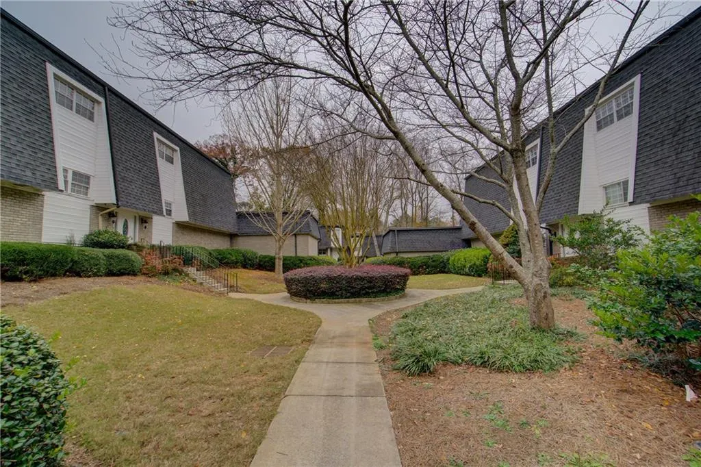 5535 Chemin De Vie, Atlanta, Georgia 30342, 2 Bedrooms Bedrooms, ,2 BathroomsBathrooms,Residential,Sold,5535 Chemin De Vie,5941015