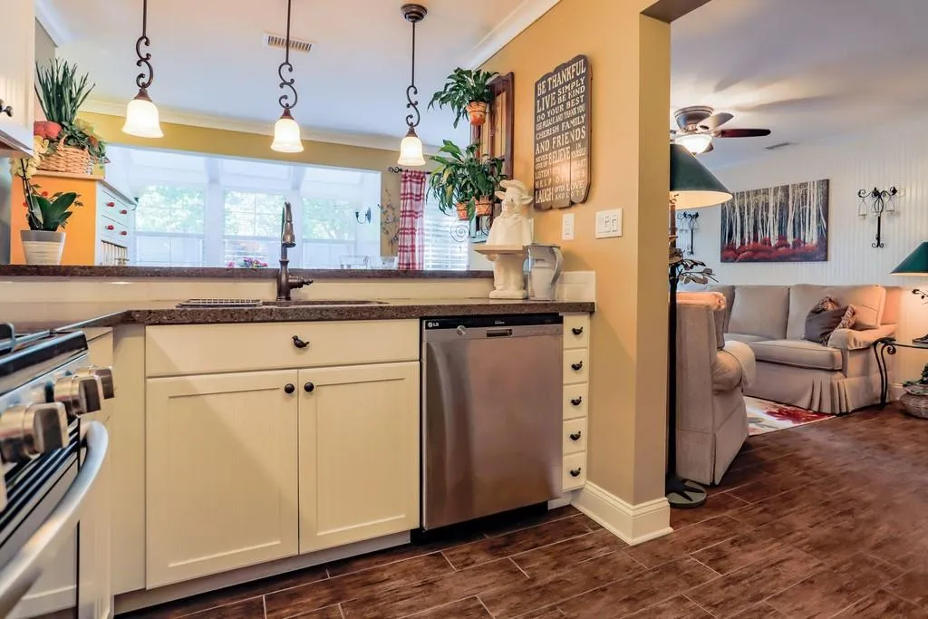 6812 Glenridge Drive Unit G, Sandy Springs, Georgia 30328, 1 Bedroom Bedrooms, ,1 BathroomBathrooms,Residential,Sold,6812 Glenridge Drive Unit G,6777309