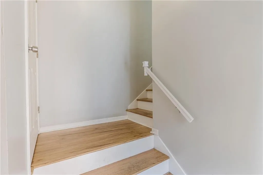 404 Garden Court, Sandy Springs, Georgia 30328, 3 Bedrooms Bedrooms, ,2 BathroomsBathrooms,Residential,Sold,404 Garden Court,6968459