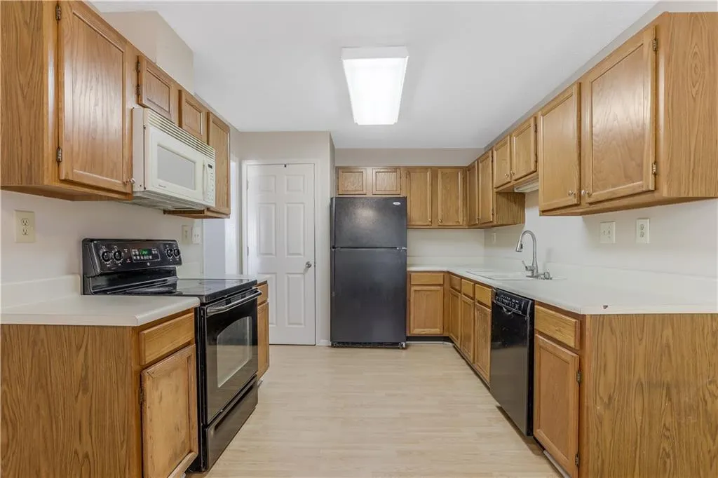404 Garden Court, Sandy Springs, Georgia 30328, 3 Bedrooms Bedrooms, ,2 BathroomsBathrooms,Residential,Sold,404 Garden Court,6968459