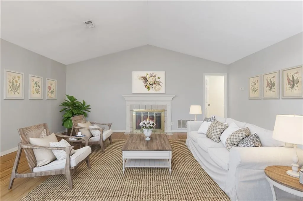 404 Garden Court, Sandy Springs, Georgia 30328, 3 Bedrooms Bedrooms, ,2 BathroomsBathrooms,Residential,Sold,404 Garden Court,6968459