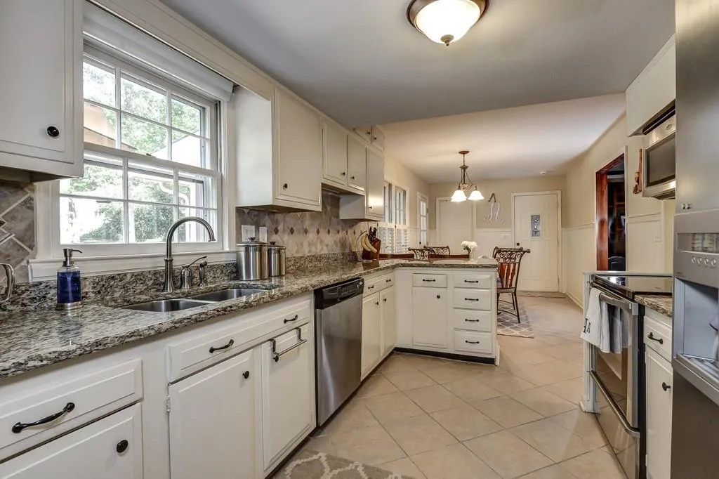 7100 Glenridge Drive, Sandy Springs, Georgia 30328, 4 Bedrooms Bedrooms, ,2 BathroomsBathrooms,Residential,Sold,7100 Glenridge Drive,5596932
