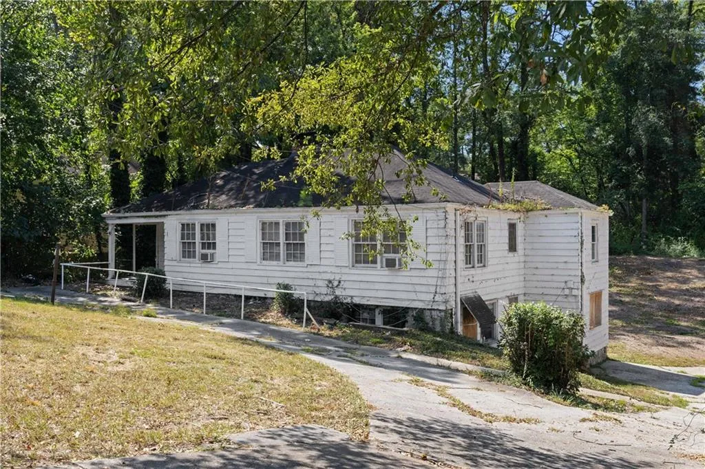 2102 E Roxboro Road, Brookhaven, Georgia 30324, 2 Bedrooms Bedrooms, ,1 BathroomBathrooms,Residential,For Sale,2102 E Roxboro Road,7651066