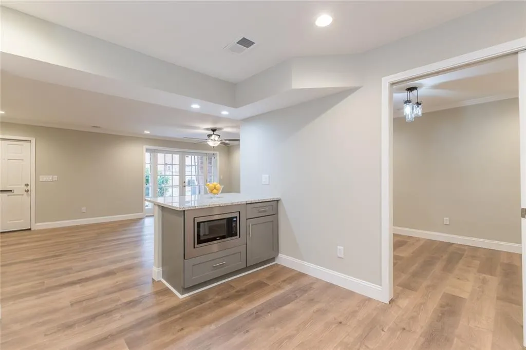 6520 Roswell Road Unit 32, Sandy Springs, Georgia 30328, 2 Bedrooms Bedrooms, ,2 BathroomsBathrooms,Residential,Sold,6520 Roswell Road Unit 32,6839132