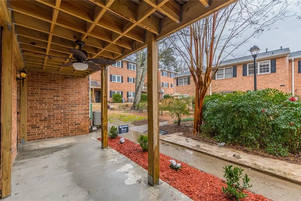 6520 Roswell Road Unit 32, Sandy Springs, Georgia 30328, 2 Bedrooms Bedrooms, ,2 BathroomsBathrooms,Residential,Sold,6520 Roswell Road Unit 32,6839132