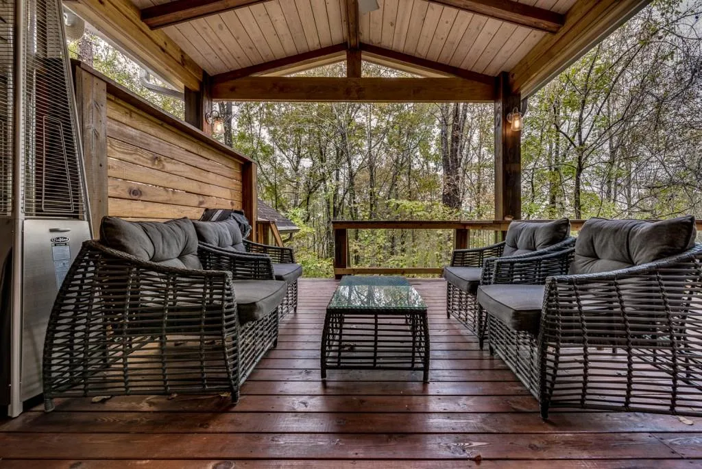 160 Huntcliff Point, Sandy Springs, Georgia 30350, 4 Bedrooms Bedrooms, ,4 BathroomsBathrooms,Residential,Sold,160 Huntcliff Point,6098338