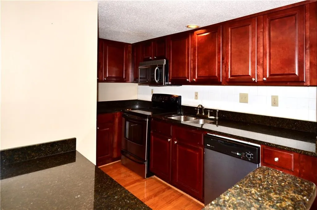 6900 Roswell Road Unit Q27, Atlanta, Georgia 30328, 2 Bedrooms Bedrooms, ,2 BathroomsBathrooms,Residential,Sold,6900 Roswell Road Unit Q27,6662707
