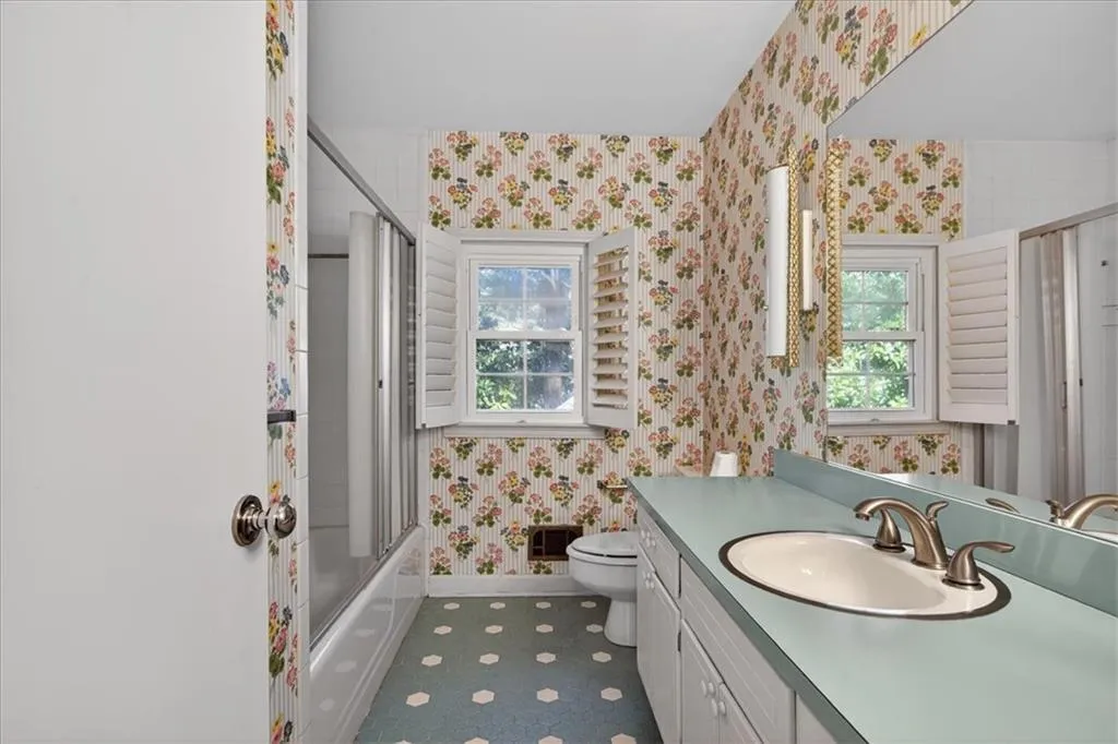 561 Bridgewater Drive, Atlanta, Georgia 30328, 4 Bedrooms Bedrooms, ,2 BathroomsBathrooms,Residential,For Sale,561 Bridgewater Drive,7705936