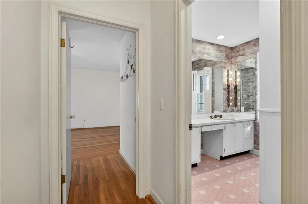 561 Bridgewater Drive, Atlanta, Georgia 30328, 4 Bedrooms Bedrooms, ,2 BathroomsBathrooms,Residential,For Sale,561 Bridgewater Drive,7705936