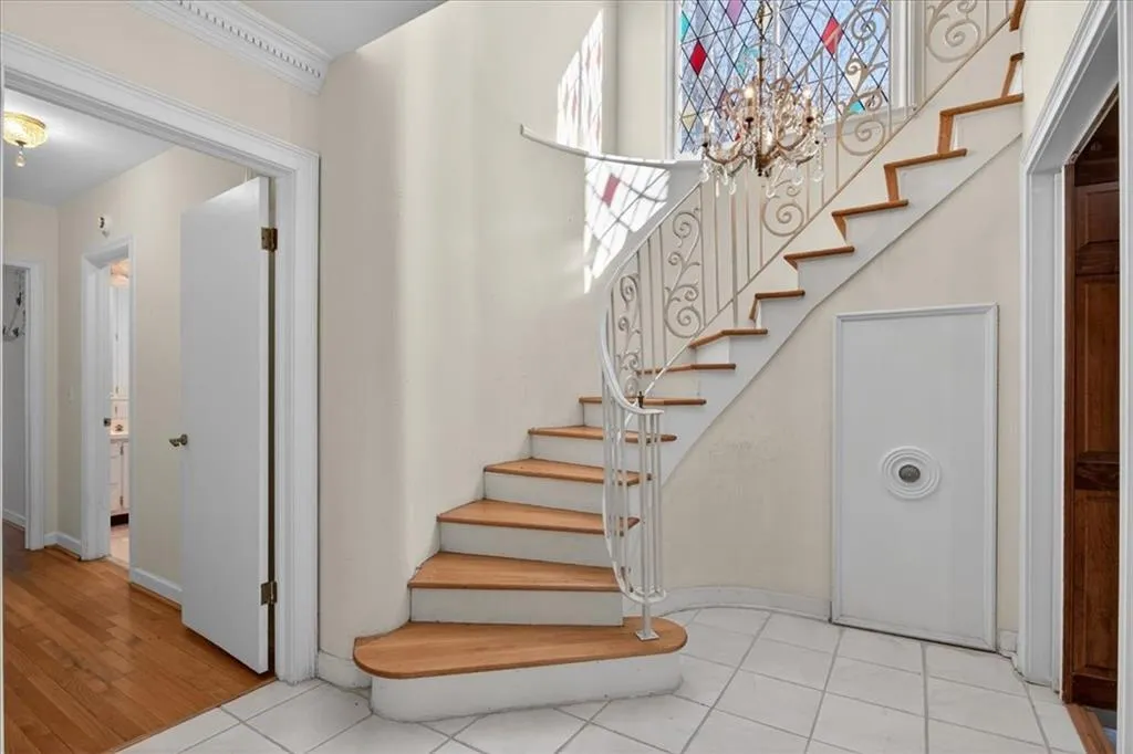 561 Bridgewater Drive, Atlanta, Georgia 30328, 4 Bedrooms Bedrooms, ,2 BathroomsBathrooms,Residential,For Sale,561 Bridgewater Drive,7705936