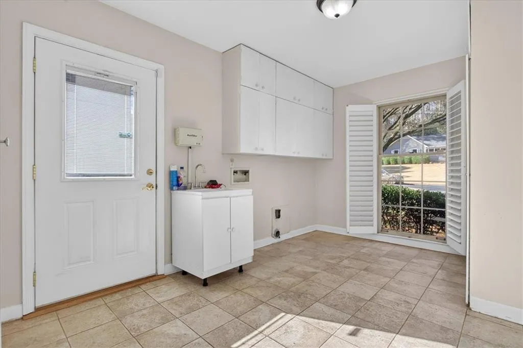561 Bridgewater Drive, Atlanta, Georgia 30328, 4 Bedrooms Bedrooms, ,2 BathroomsBathrooms,Residential,For Sale,561 Bridgewater Drive,7705936