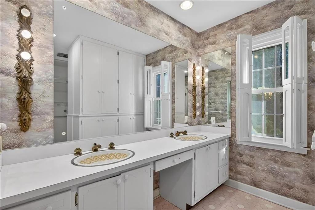 561 Bridgewater Drive, Atlanta, Georgia 30328, 4 Bedrooms Bedrooms, ,2 BathroomsBathrooms,Residential,For Sale,561 Bridgewater Drive,7705936