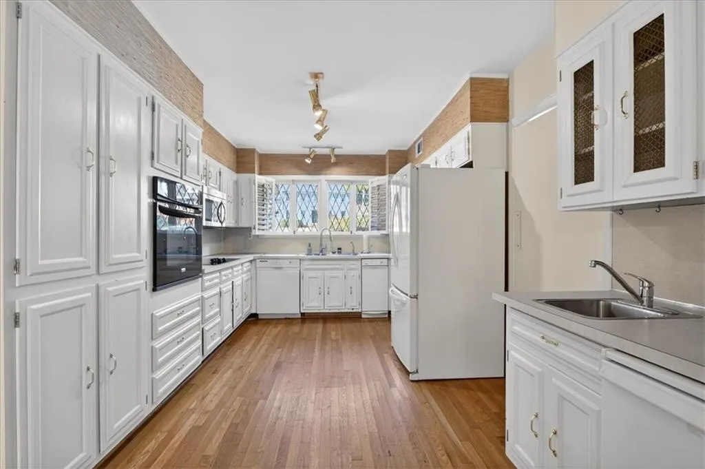 561 Bridgewater Drive, Atlanta, Georgia 30328, 4 Bedrooms Bedrooms, ,2 BathroomsBathrooms,Residential,For Sale,561 Bridgewater Drive,7705936
