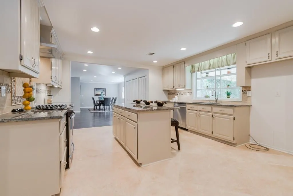 240 River Springs Drive, Sandy Springs, Georgia 30328, 5 Bedrooms Bedrooms, ,4 BathroomsBathrooms,Residential,Sold,240 River Springs Drive,5758275