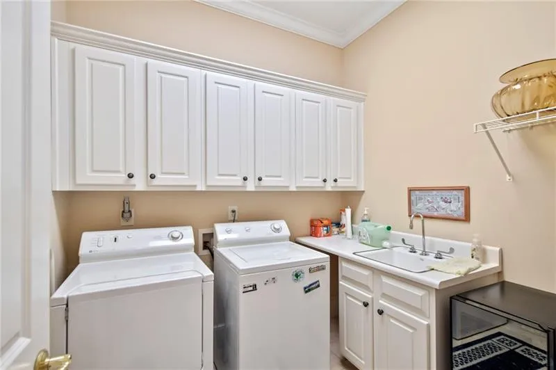325 Enclave Circle, Sandy Springs, Georgia 30342, 5 Bedrooms Bedrooms, ,4 BathroomsBathrooms,Residential,Sold,325 Enclave Circle,6940905
