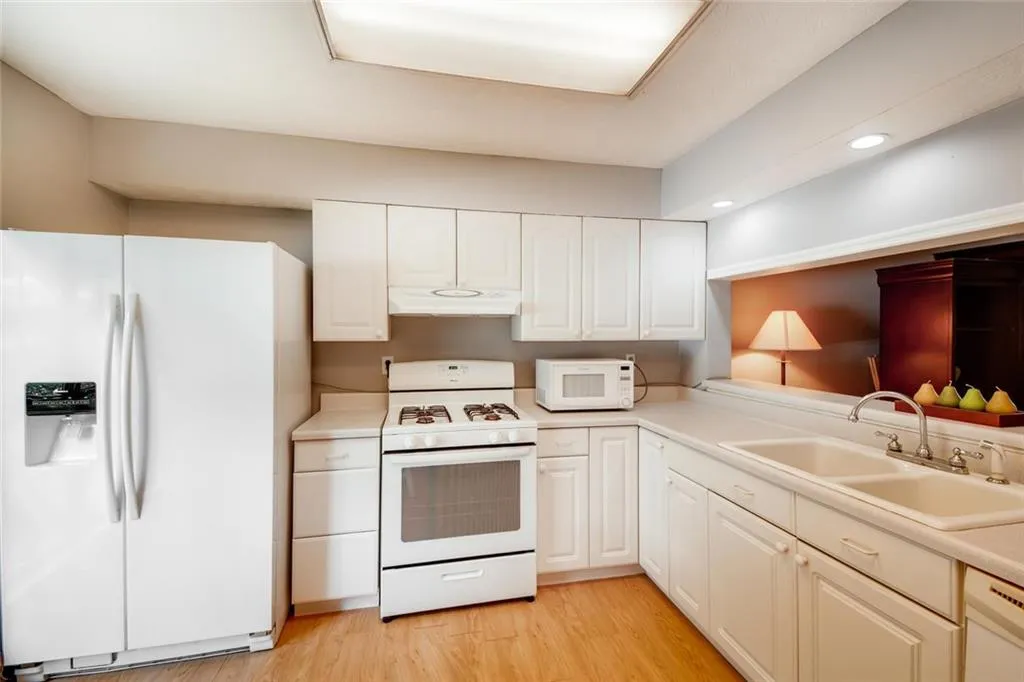 1102 Wedgewood Way, Sandy Springs, Georgia 30350, 2 Bedrooms Bedrooms, ,2 BathroomsBathrooms,Residential,Sold,1102 Wedgewood Way,6582295