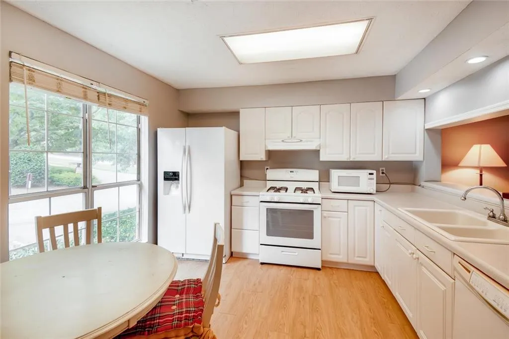 1102 Wedgewood Way, Sandy Springs, Georgia 30350, 2 Bedrooms Bedrooms, ,2 BathroomsBathrooms,Residential,Sold,1102 Wedgewood Way,6582295