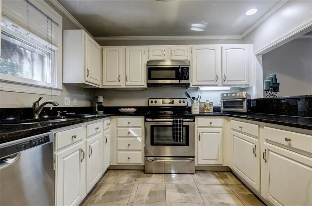 802 Abingdon Way, Sandy Springs, Georgia 30328, 2 Bedrooms Bedrooms, ,2 BathroomsBathrooms,Residential,Sold,802 Abingdon Way,7262433