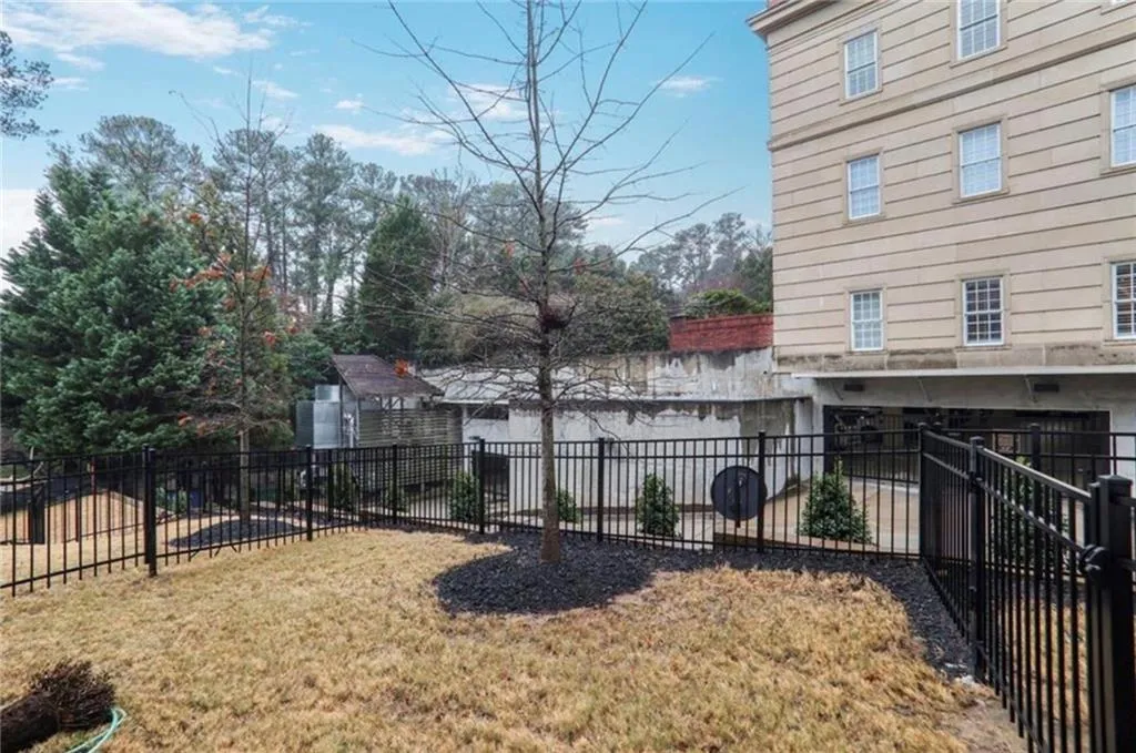 3667 Peachtree Road Ne Unit 16, Atlanta, Georgia 30319, 3 Bedrooms Bedrooms, ,3 BathroomsBathrooms,Residential,For Sale,3667 Peachtree Road Ne Unit 16,7622941