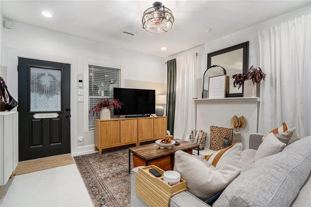 1812 Defoor Avenue Nw, Atlanta, Georgia 30318, 3 Bedrooms Bedrooms, ,2 BathroomsBathrooms,Residential,For Sale,1812 Defoor Avenue Nw,7675181