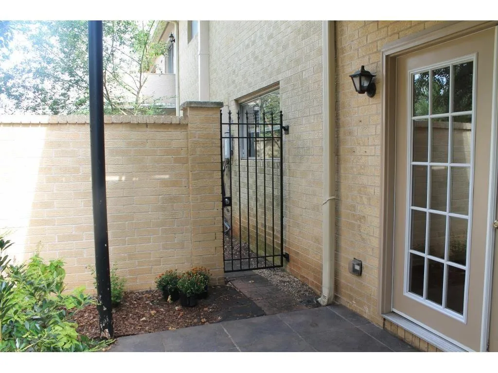 5400 Roswell Road Ne Unit P4, Sandy Springs, Georgia 30342, 2 Bedrooms Bedrooms, ,1 BathroomBathrooms,Residential,Sold,5400 Roswell Road Ne Unit P4,5813759