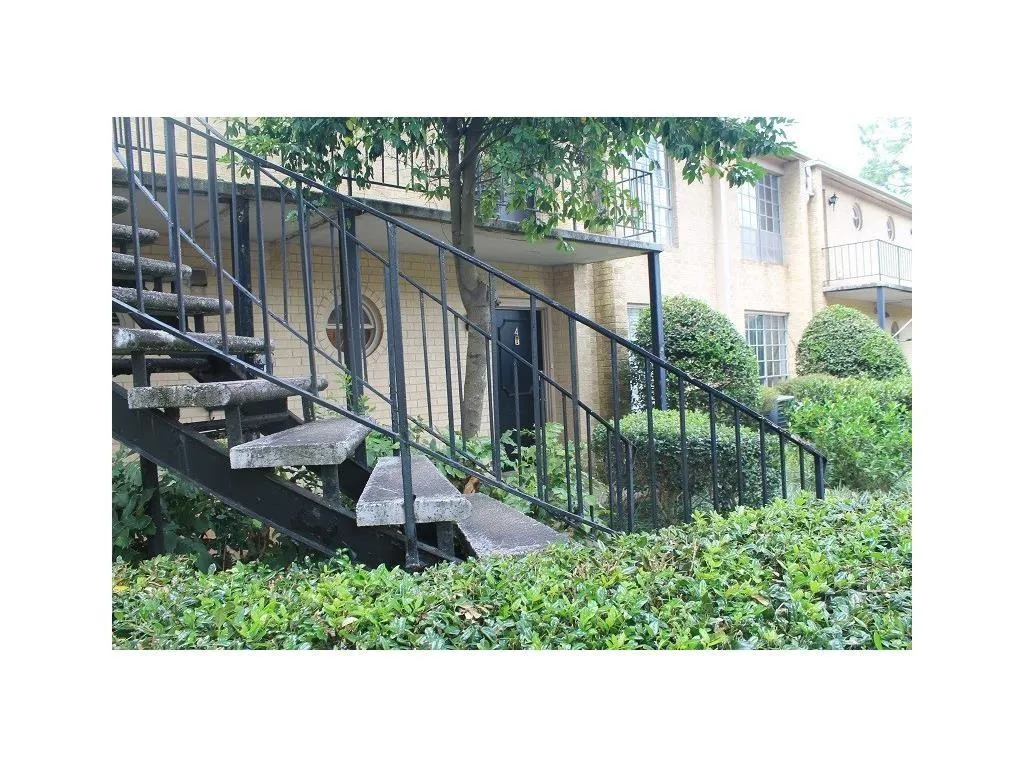 5400 Roswell Road Ne Unit P4, Sandy Springs, Georgia 30342, 2 Bedrooms Bedrooms, ,1 BathroomBathrooms,Residential,Sold,5400 Roswell Road Ne Unit P4,5813759