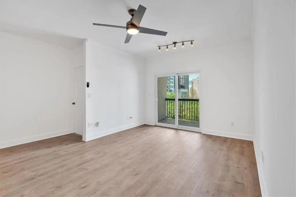 Livingroom featuring light wood-style flooring, baseboards, a ceiling fan