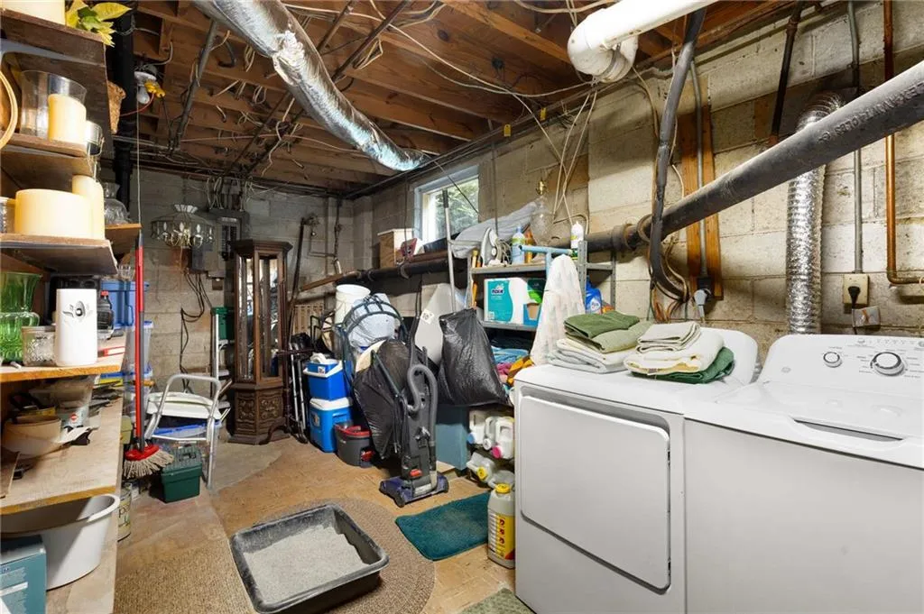 Basement with independent washer and dryer