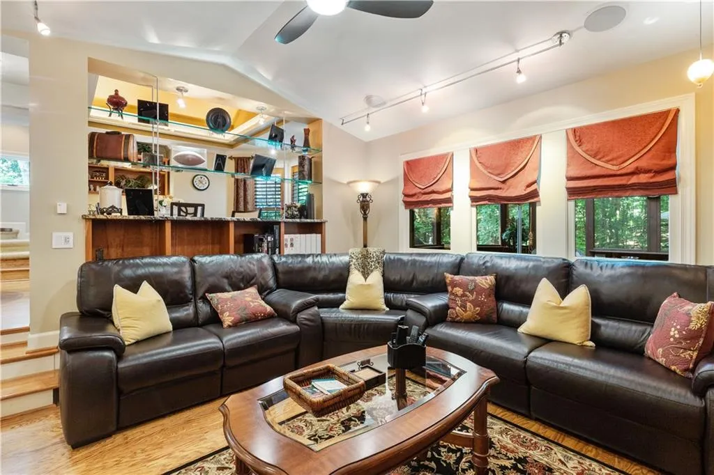 15 S Battery Place, Atlanta, Georgia 30342, 4 Bedrooms Bedrooms, ,3 BathroomsBathrooms,Residential,Sold,15 S Battery Place,7070686