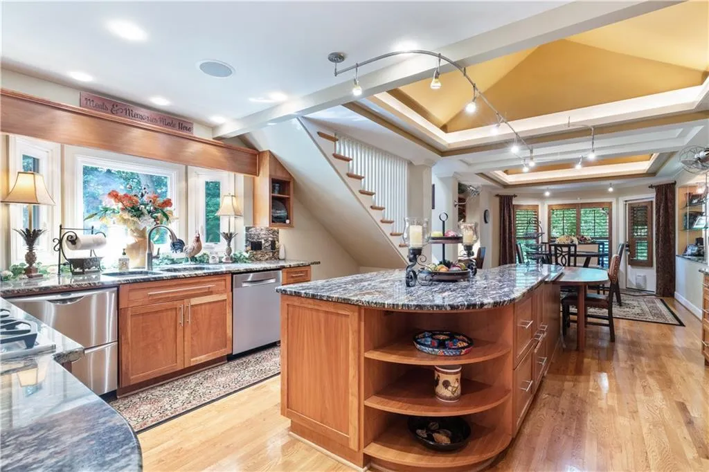 15 S Battery Place, Atlanta, Georgia 30342, 4 Bedrooms Bedrooms, ,3 BathroomsBathrooms,Residential,Sold,15 S Battery Place,7070686