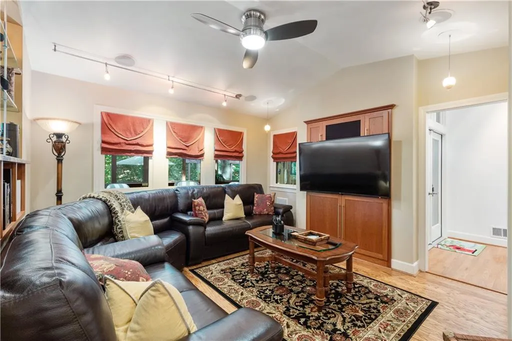 15 S Battery Place, Atlanta, Georgia 30342, 4 Bedrooms Bedrooms, ,3 BathroomsBathrooms,Residential,Sold,15 S Battery Place,7070686