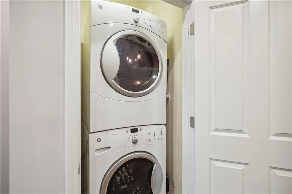 7245 Highland Bluff, Sandy Springs, Georgia 30328, 3 Bedrooms Bedrooms, ,3 BathroomsBathrooms,Residential,Sold,7245 Highland Bluff,7203646