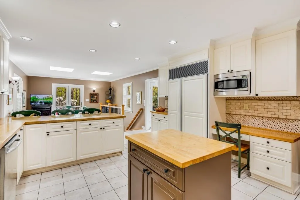 1355 Indian Trail Nw, Sandy Springs, Georgia 30327, 4 Bedrooms Bedrooms, ,4 BathroomsBathrooms,Residential,Sold,1355 Indian Trail Nw,7162959