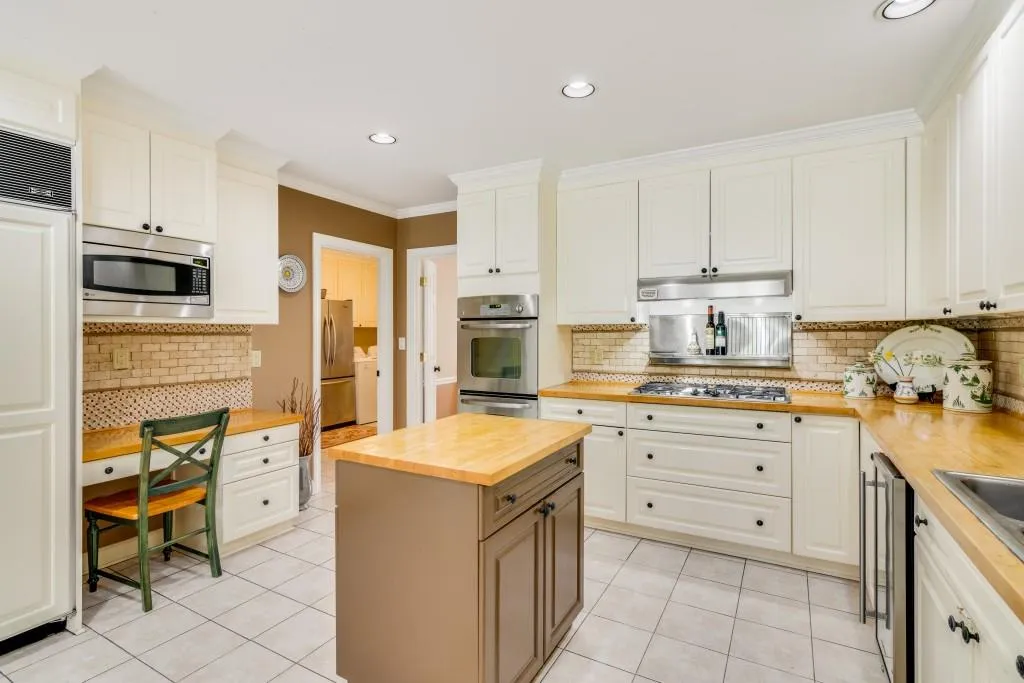 1355 Indian Trail Nw, Sandy Springs, Georgia 30327, 4 Bedrooms Bedrooms, ,4 BathroomsBathrooms,Residential,Sold,1355 Indian Trail Nw,7162959