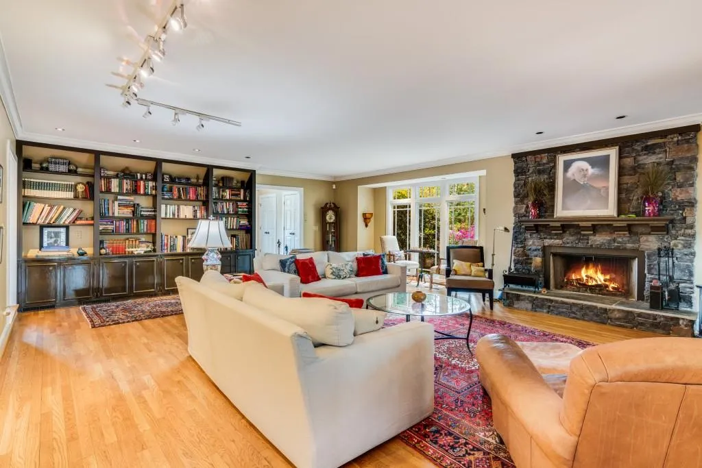 1355 Indian Trail Nw, Sandy Springs, Georgia 30327, 4 Bedrooms Bedrooms, ,4 BathroomsBathrooms,Residential,Sold,1355 Indian Trail Nw,7162959