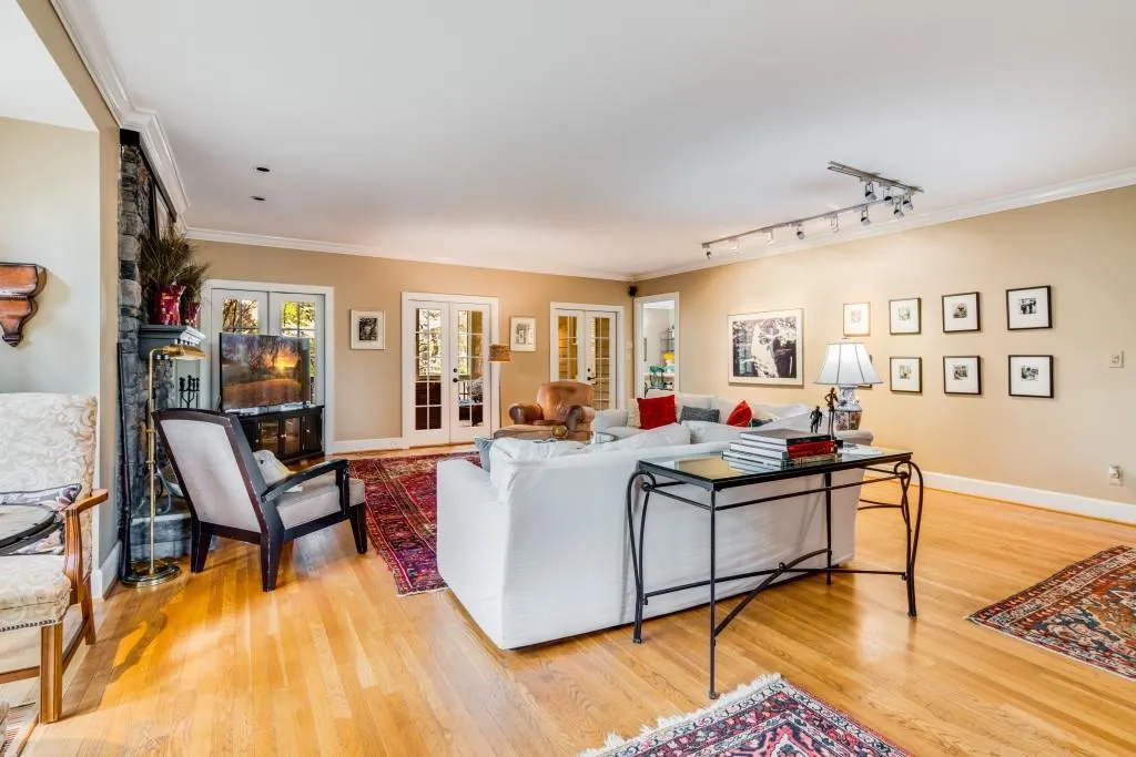 1355 Indian Trail Nw, Sandy Springs, Georgia 30327, 4 Bedrooms Bedrooms, ,4 BathroomsBathrooms,Residential,Sold,1355 Indian Trail Nw,7162959