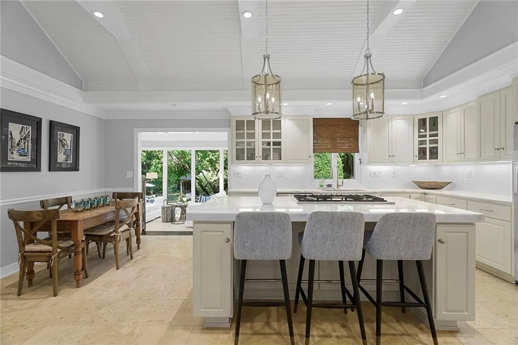 6385 Riverside Drive Nw, Sandy Springs, Georgia 30328, 5 Bedrooms Bedrooms, ,3 BathroomsBathrooms,Residential,Sold,6385 Riverside Drive Nw,7084885